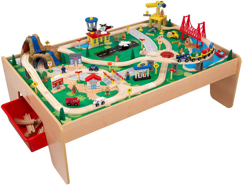 trenes de juguete con mesa