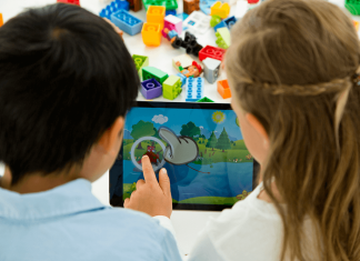 niños jugando con app y lego