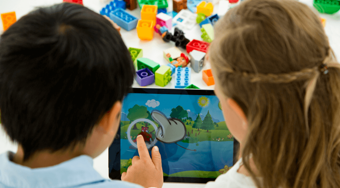 niños jugando con app y lego